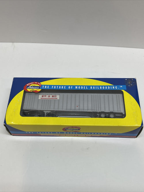 1/87 Ho Scale Athearn PIE Freightliner Trainer 48’ Wedge Trailer 91063