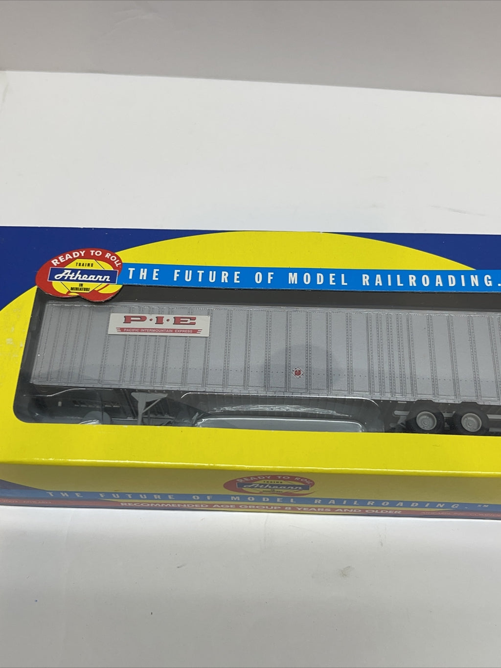 1/87 Ho Scale Athearn PIE Freightliner Trainer 48’ Wedge Trailer 91063