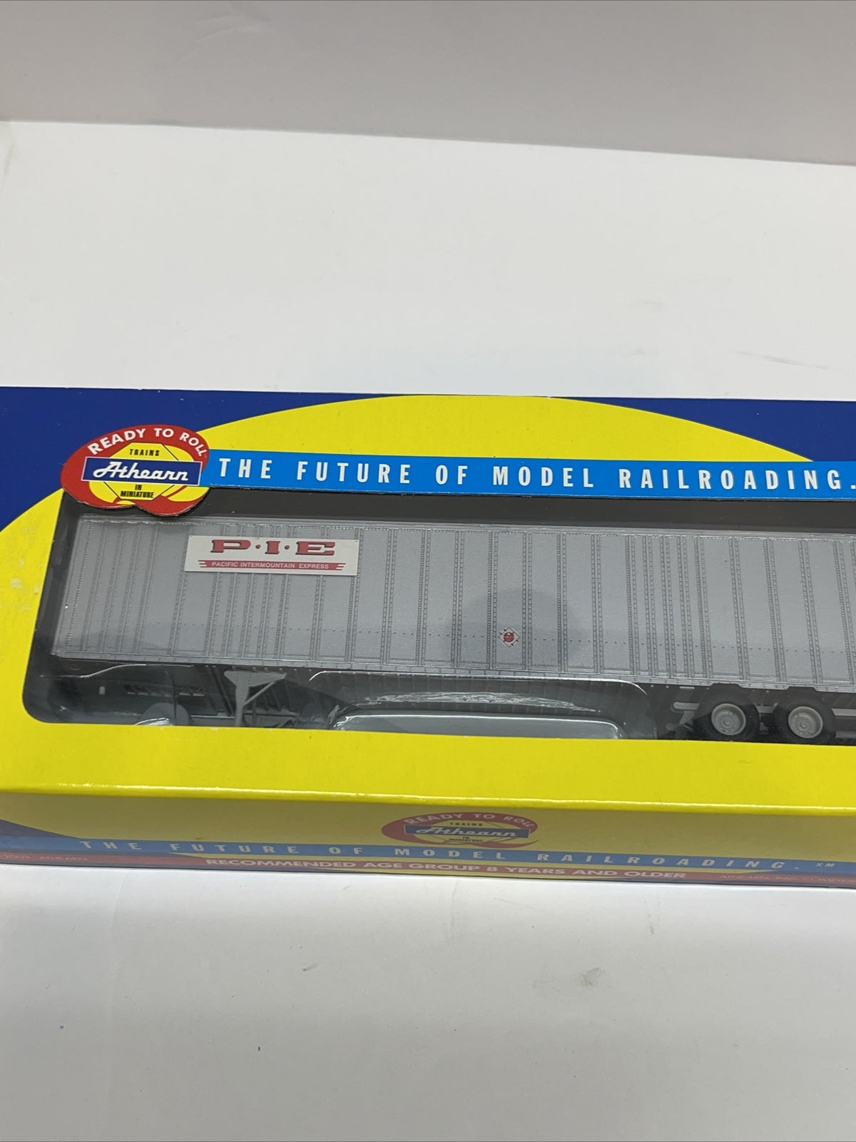 1/87 Ho Scale Athearn PIE Freightliner Trainer 48’ Wedge Trailer 91063