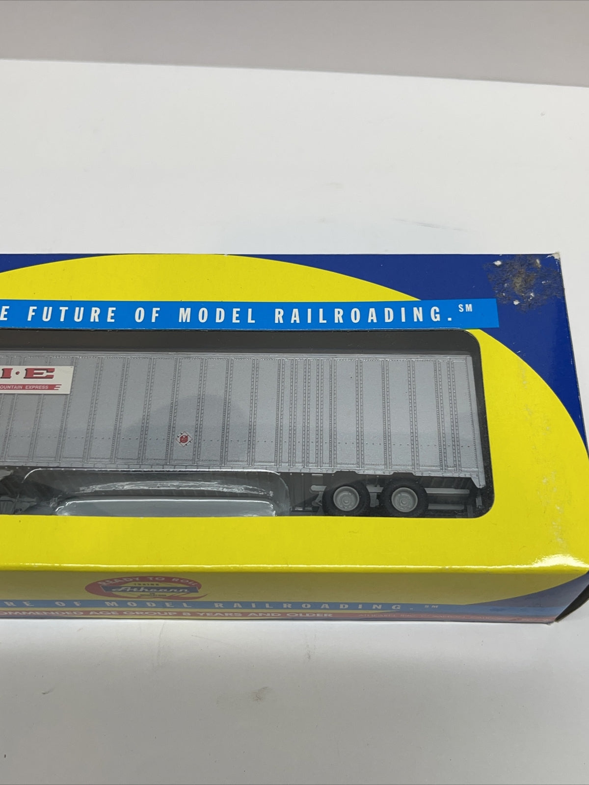 1/87 Ho Scale Athearn PIE Freightliner Trainer 48’ Wedge Trailer 91063