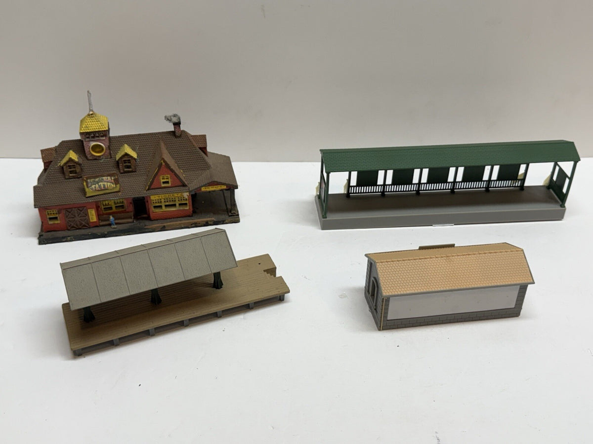 Lot Of 4 HO Scale 1:87 Train Station Buildings And Platforms Assembled Layout