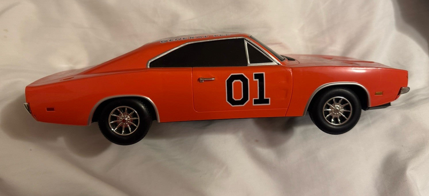 General Lee AUTOGRAPHED 1969 Charger Dukes of Hazzard 1:18 Scale Light & Sound