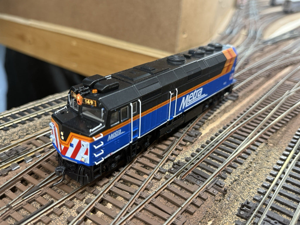 Ho KATO 376575 EMD F40PH Chicago Metra New Paint #149 w/ Details & DCC Added